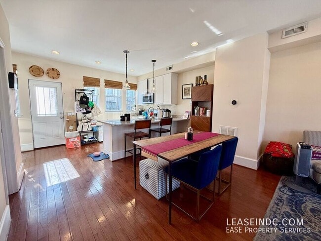 Building Photo - 159 V St NE