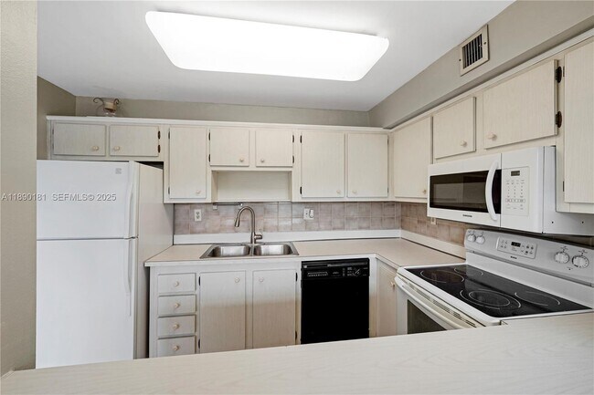 Building Photo - 9491 Evergreen Pl