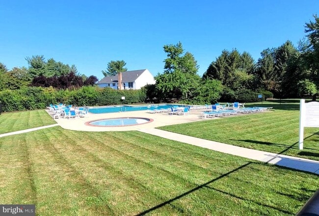Building Photo - 127 Hickory Ln