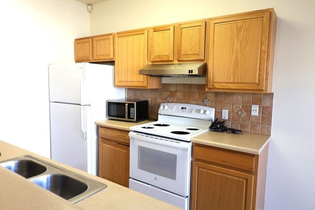 Building Photo - CUTE, CUTE, CUTE 3 BDRM TOWNHOME WITH GAS FIREPLACE!