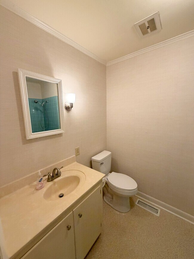 Building Photo - 222 Knox Dr