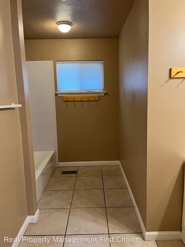 Building Photo - 3 br, 2 bath House - 601 Cedar Lane