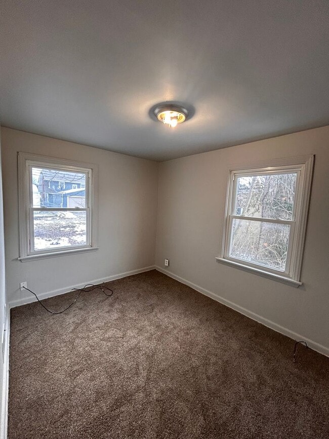 Building Photo - Nice Cape Cod!