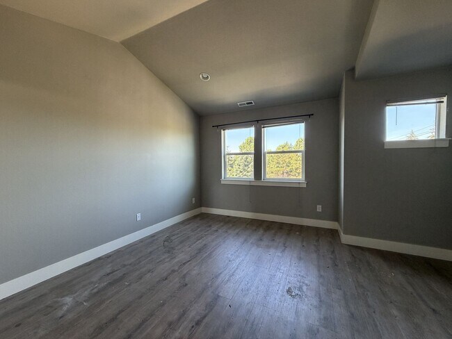 Building Photo - 13214 NE Glisan St