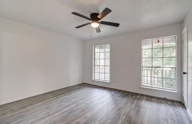 Building Photo - 534 Robert E Lee Dr