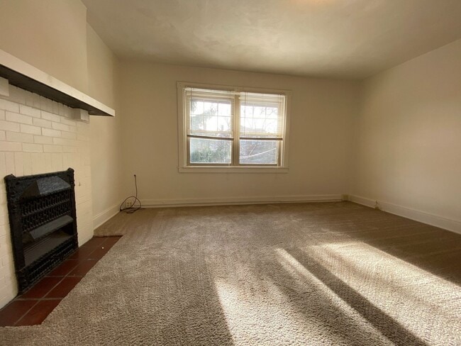 Building Photo - Charming 3 Bedroom Townhome with a Spaciou...