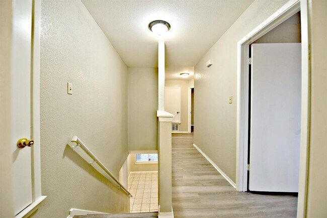 Building Photo - 12801 Margit Dr