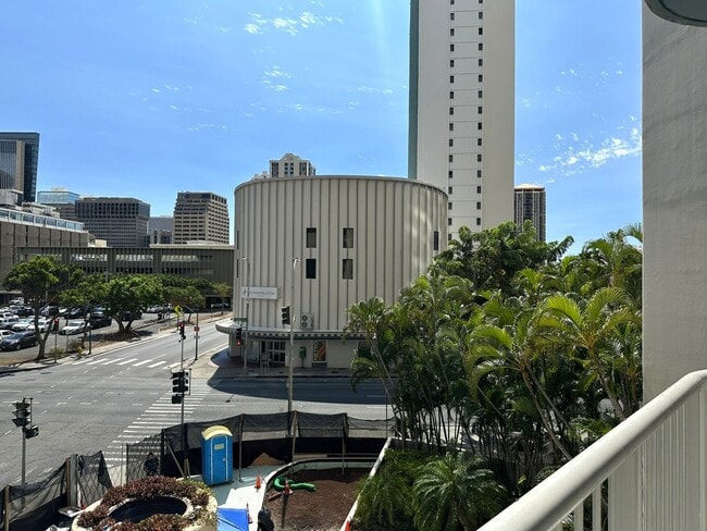 Building Photo - Furnished, Pet Friendly - Honolulu Park Pl...
