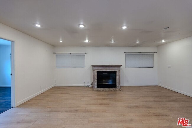 Building Photo - 837 Sunset Ave