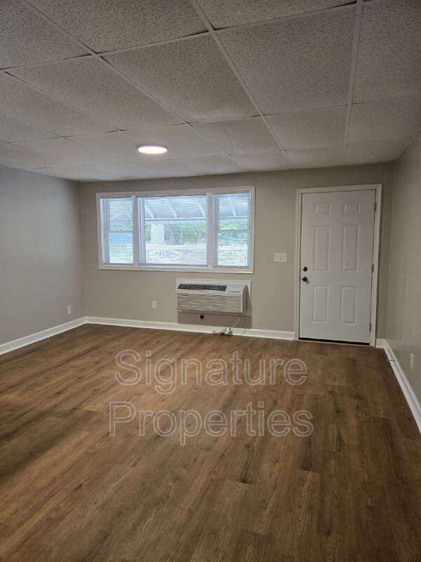 Building Photo - 773 Long Point Rd