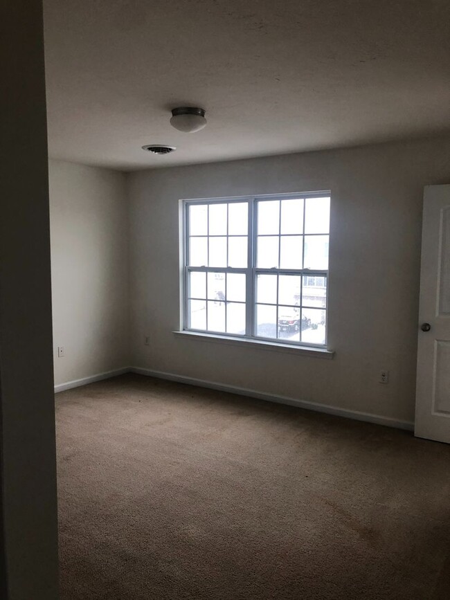 Building Photo - 3 bedrooms 2.5 bath Townhome - Spring Grov...