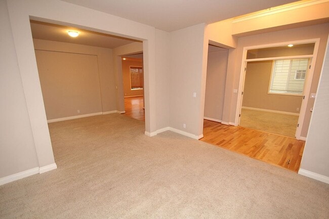 Building Photo - 4 BEDROOM WOODBRIDGE REDMOND HOME FOR RENT...