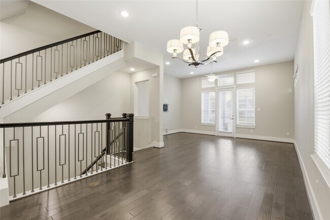 Building Photo - 819 Algona Ave