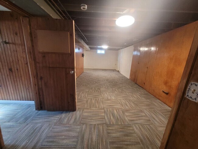 Building Photo - 2405 Maple St