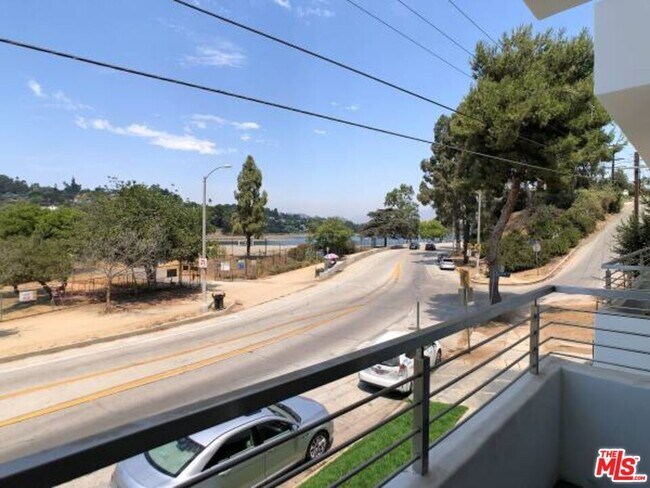Building Photo - 1900 W Silver Lake Dr