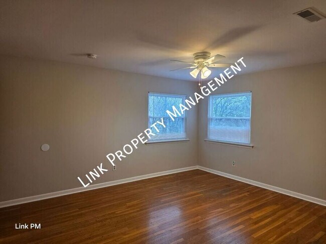 Building Photo - 3731 Knollwood Dr