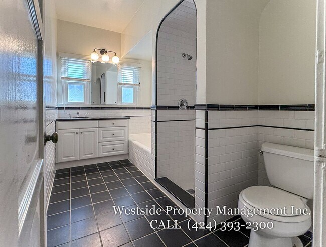 Building Photo - 448 N Orange Grove Ave