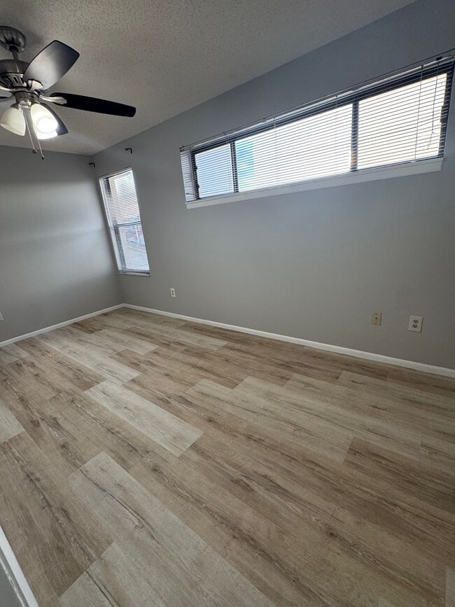 Building Photo - 2 bedroom + loft, 2 bathroom townhome near UCF
