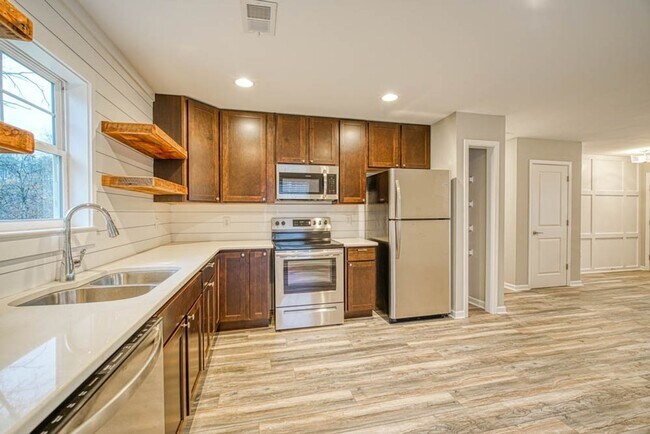 Building Photo - Craftsman Style Home in Greer