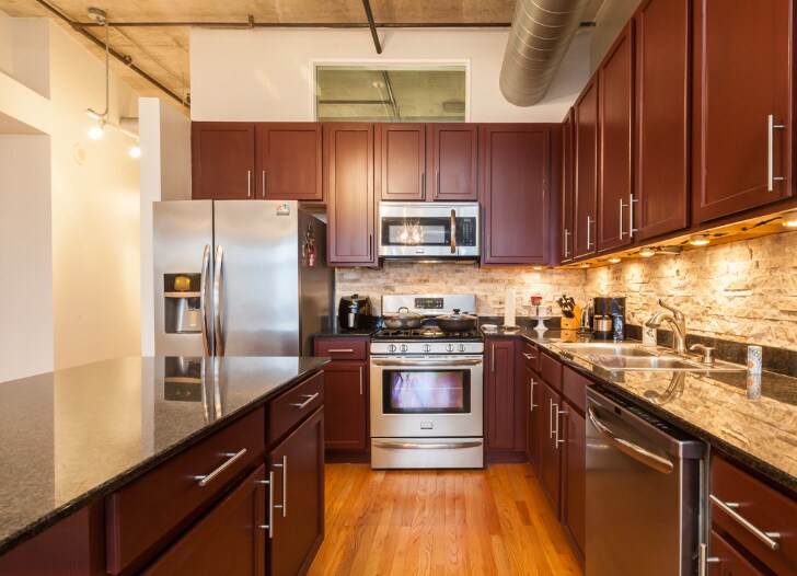 Building Photo - 933 W Van Buren St