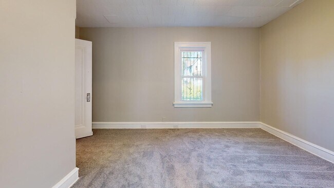 Building Photo - 3052 Sackett Ave