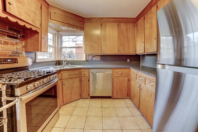 Building Photo - 3 Bed | 1 Bath  | Midtown Tulsa | Early Au...