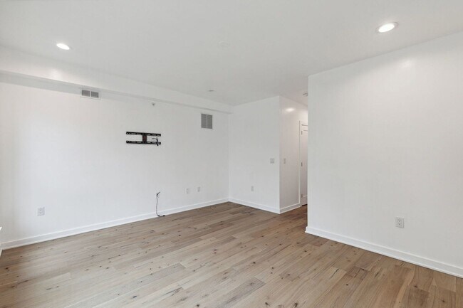 Building Photo - 2219 Hope St