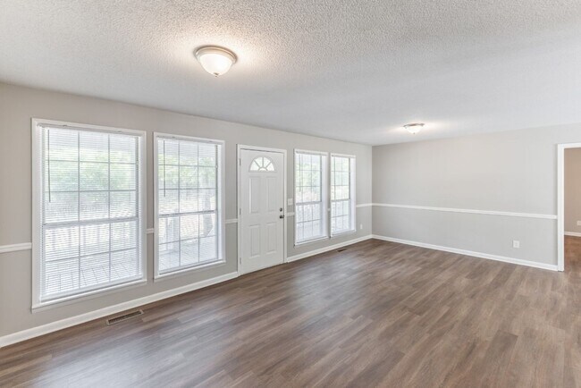 Building Photo - Stylish, Spacious & Updated! Don’t Miss Th...