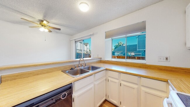 Building Photo - Beautiful Two Bedroom Townhome In Incredible Location!