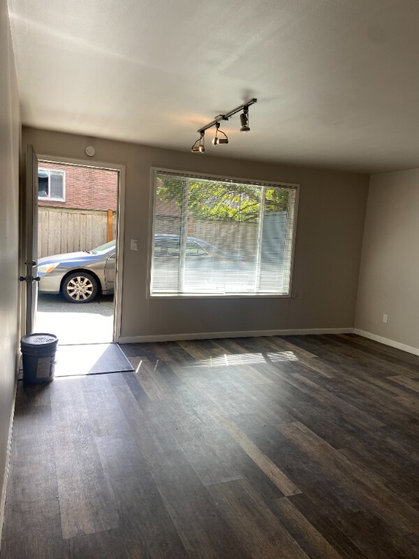 Building Photo - 1215 Queen Anne Ave N