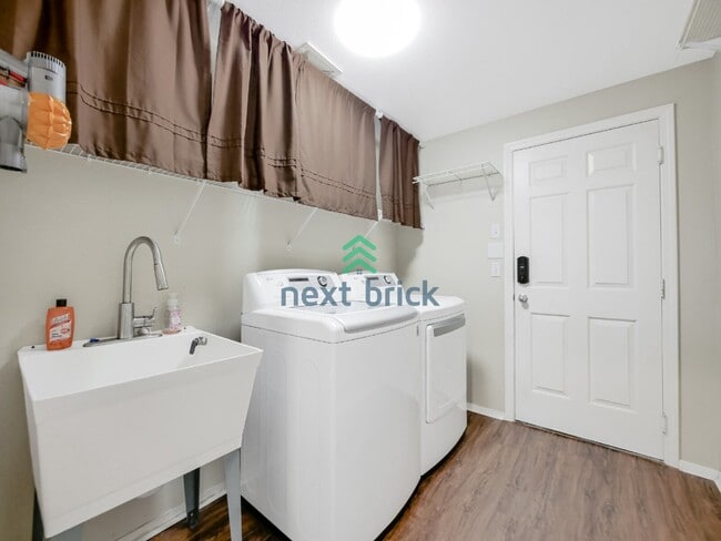 Building Photo - Spacious 3 Bedroom 2.5 Bath Highland Park Home.