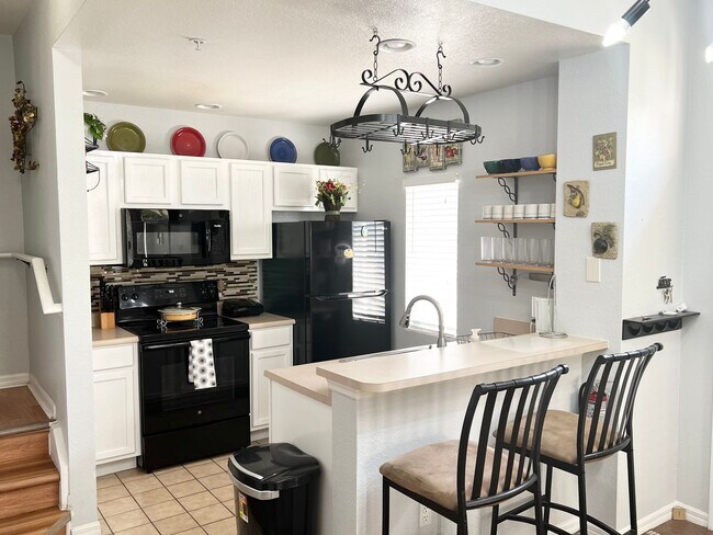 Building Photo - Fully Furnished 4 Bedroom 3 Bath Townhome ...