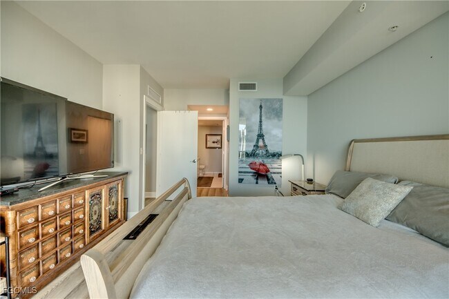 Building Photo - 3000 Oasis Grand Blvd