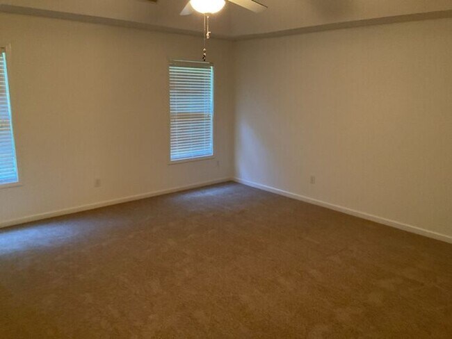Building Photo - Beautiful Northeast Columbia Home