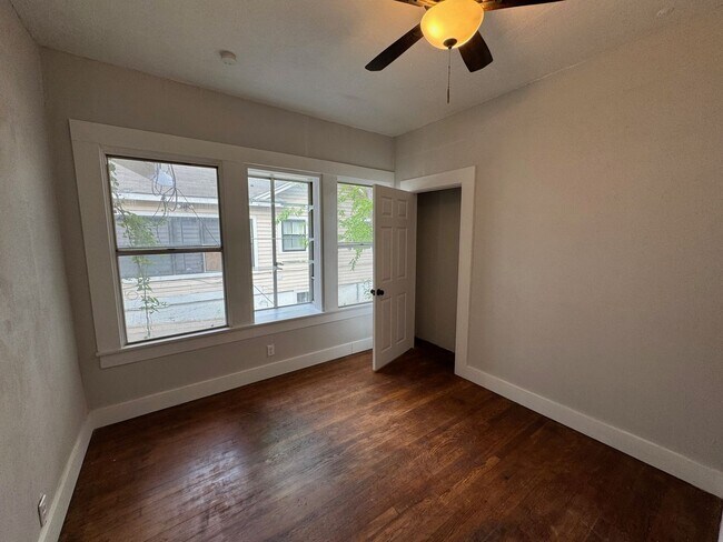 Building Photo - Updated Farm House in Central Waco