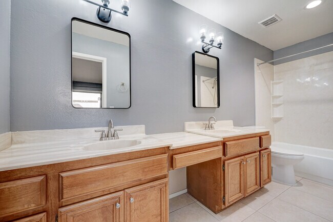 Building Photo - 755 E Lola Dr