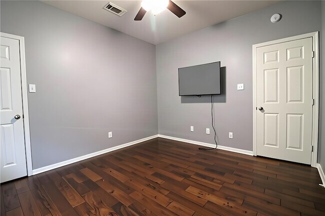 Building Photo - 1423 Greenway Village Dr