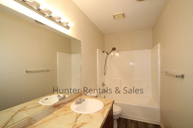 Building Photo - Rent Me Now!