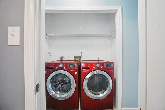Building Photo - Stylish Townhouse in Prime VA Beach Location!