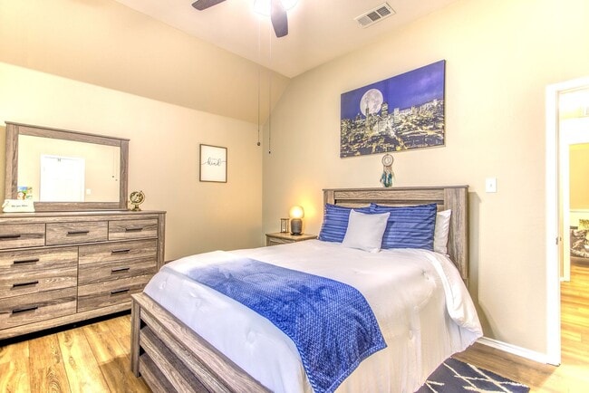 Building Photo - Beautifully Maintained 4 bed/3bath 2 Story...