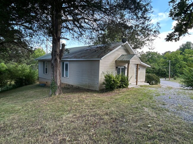 Building Photo - 4 Bedroom, 2 Bath with Bonus Room- Single ...