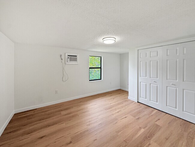 Building Photo - 204 2nd St