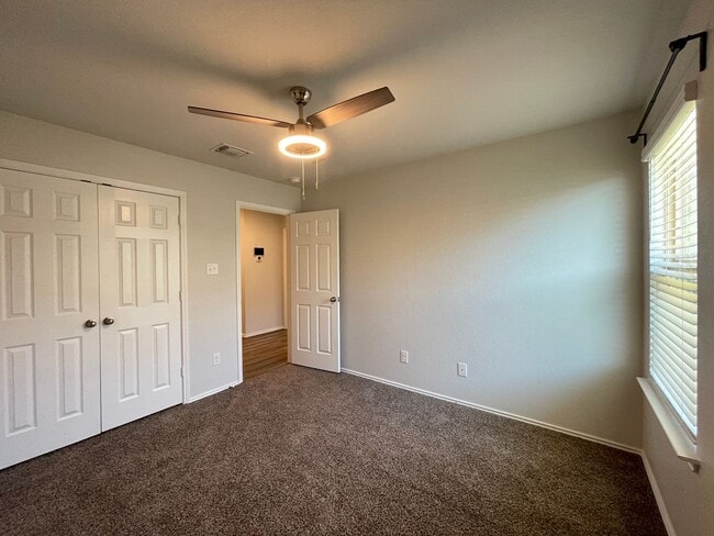Building Photo - 301 Saddleback Trl