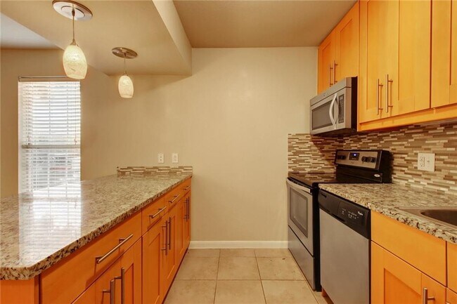 Building Photo - 7685 Northcross Dr
