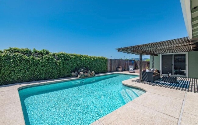 Building Photo - 483 Ontario Dr