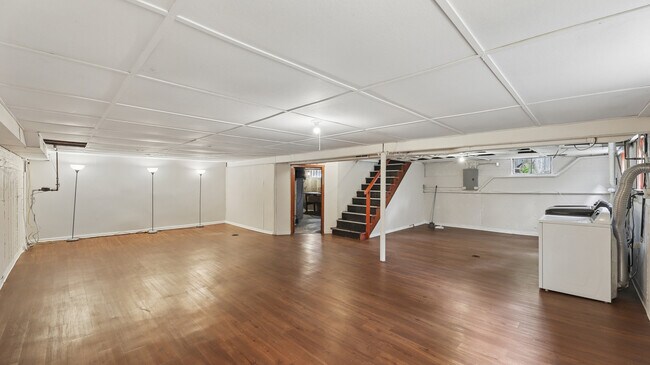 Building Photo - 893 S Poplar Ave