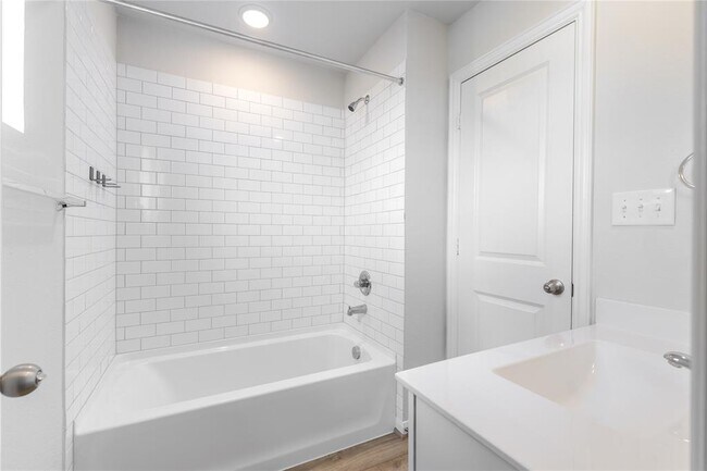 Building Photo - 316 LT Rusty Dr