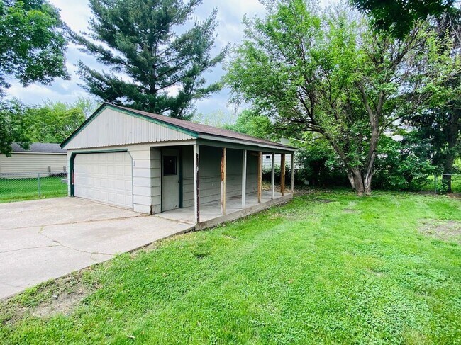 Building Photo - NEWLY REMODELED RANCH!! - 3 Bedroom, 1 Bath Home in Ankeny
