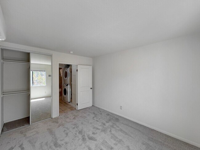 Building Photo - SD: Comfortable 2BD/2BA Condo in Golden Hill with A/C, Reserved Parking & In-Unit Laundry