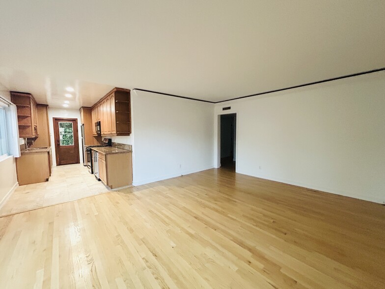Building Photo - 3645 Kelton Ave